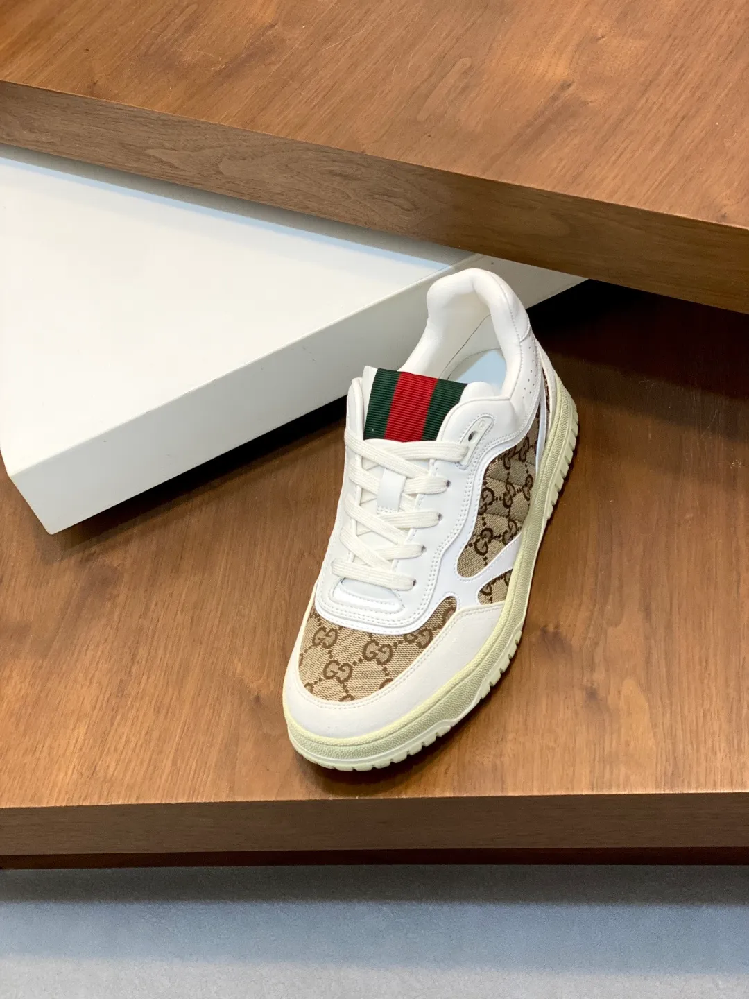 Men's Shoes 💰660 𝐆𝐮𝐜𝐜𝐢 𝐑𝐞-𝐖𝐞𝐛 As the first sneaker created by Sabato De Sarno for Gucci, the Re-Web series reinterprets the brand's classic stripes and sets off the modern silhouette design with bold and unique details. These shoes are crafted from white leather. This new sneaker is ingeniously decorated with many of the brand's classic details, and is equipped with a bright red and green webbing tongue, which will make people fall in love at first sight. White leather treated with a special process for softness and luster, with an embossed grainy texture. Script Gucci logo and interlocking G web label with Interlocking G and script Gucci logo. Rubber outsole with interlocking G detail eyelets. Web tongue. Size: 39-44 (customized for sizes 38 and 45)